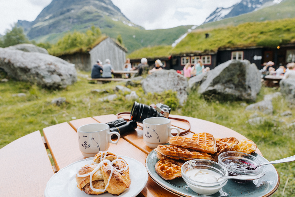 Frische Waffeln in einer norwegischen Berghütte beim Wandern – kulinarischer Moment auf Reisen