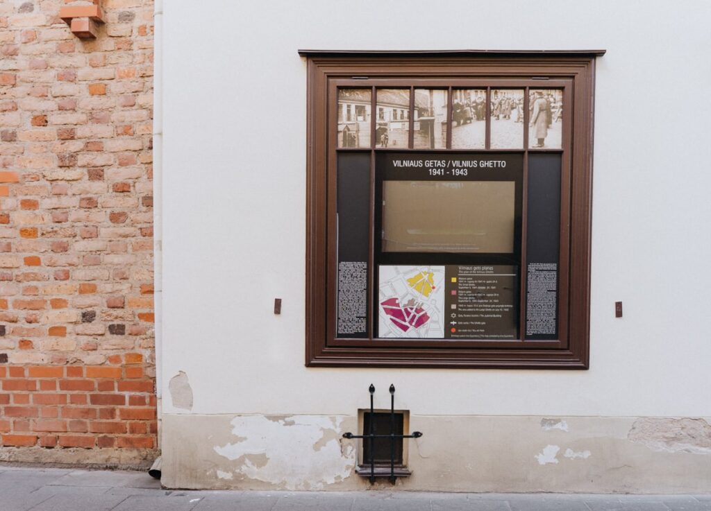 Vilnius Sehenswürdigkeiten: Spaziergang durchs Glasviertel mit Gedenktafel an das damalige jüdische Ghetto