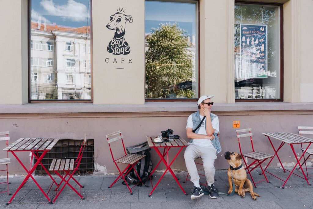 Backstage Cafe – hipper Spot in Vilnius mit Dowo und Frau Maier auf der Terrasse