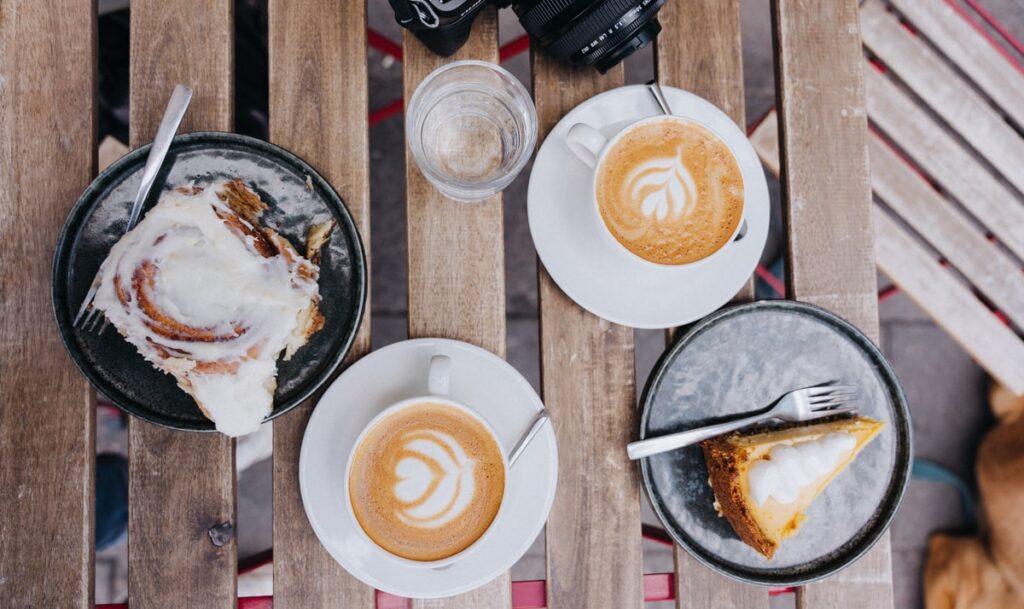Kaffee, frische Zimtschnecke und Cheesecake im Backstage Cafe