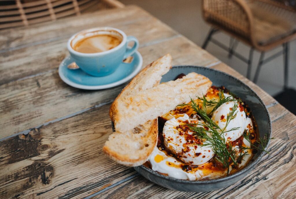 The Urban Garden: Shakshuka auf dem Teller im Restaurant mit Flat White
