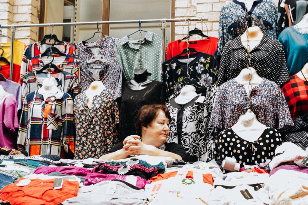 Verkäuferin in der Halės turgus Markthalle in Vilnius