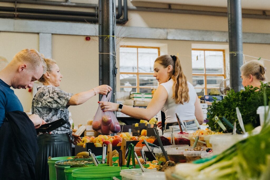 Treiben im Inneren der Markthalle Halės turgus Vilnius