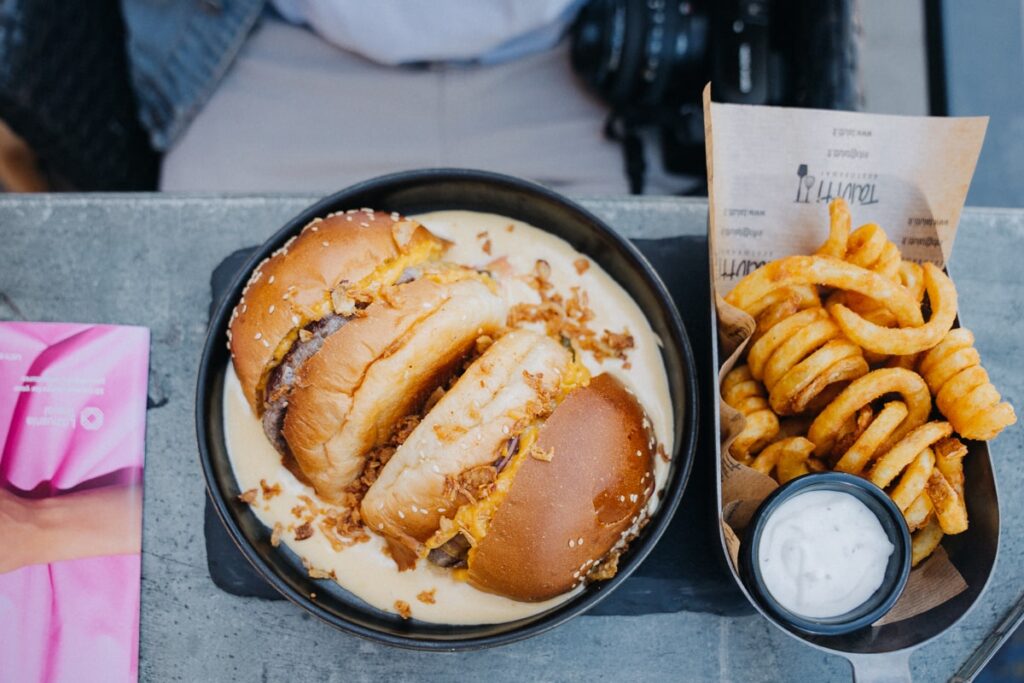 Burger Billy im Restaurant Talutti mit curly Fries
