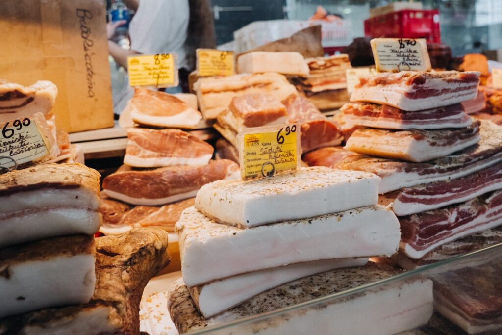 Markthalle Halės turgus mit frischem Schinken und Fleischwaren