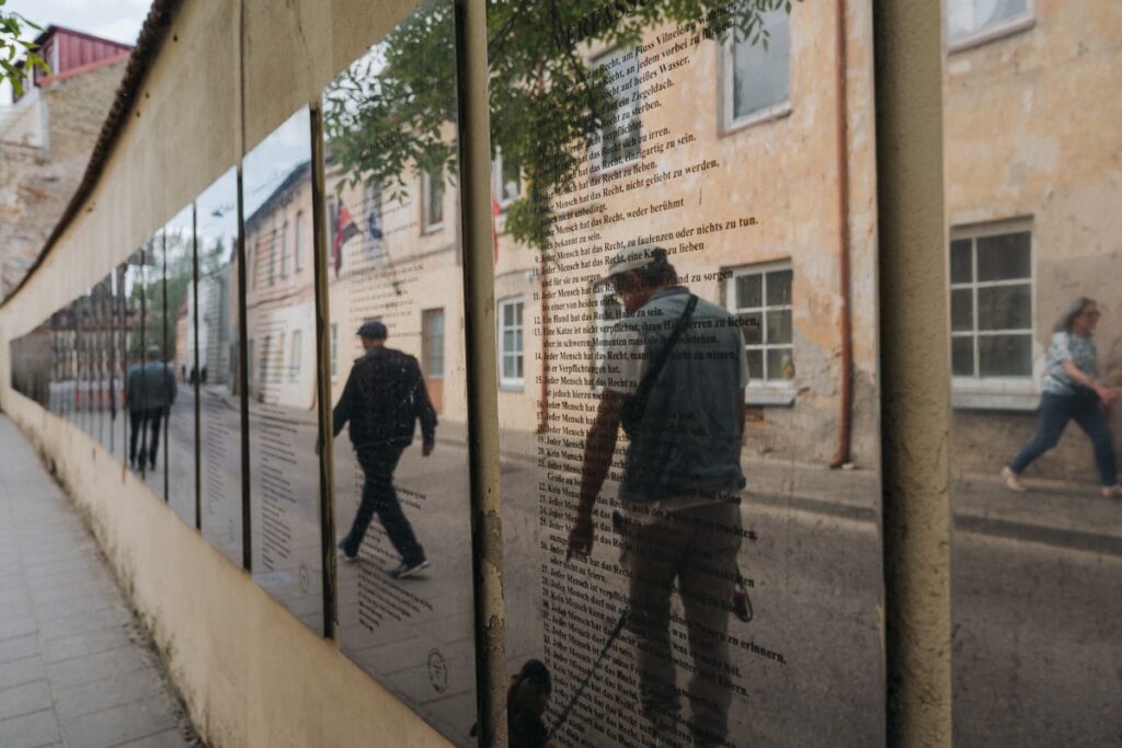 Užupis Manifest an der Wand – Sehenswürdigkeit in Vilnius