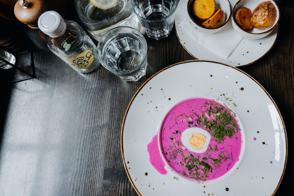 berühmte Suppe Šaltibarščiai aus Litauen im One for All – beliebter Kulinarik-Spot in Vilnius