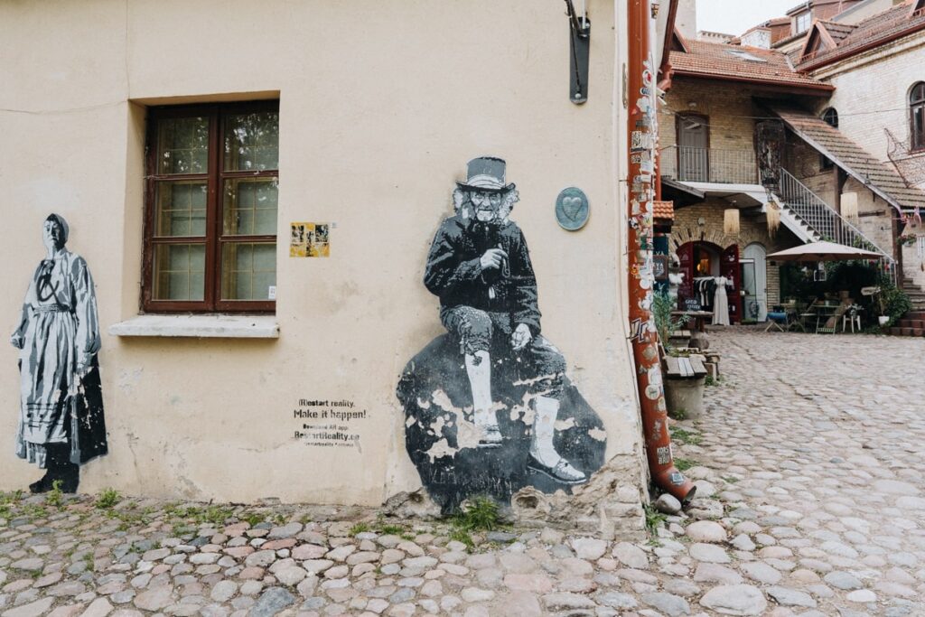 Užupis Viertel mit Straßenkunst und bunten Häusern