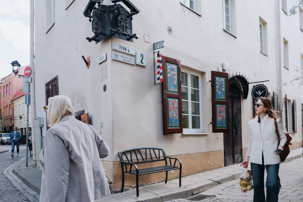 Glasviertel mit Erinnerungen an das Jerusalem des Nordens und seiner Bewohner vor dem zweiten Weltkrieg