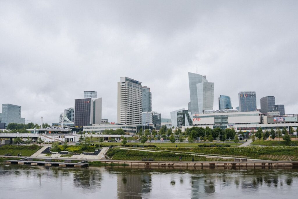 Skyline von Vilnius mit dem Fluss Neris
