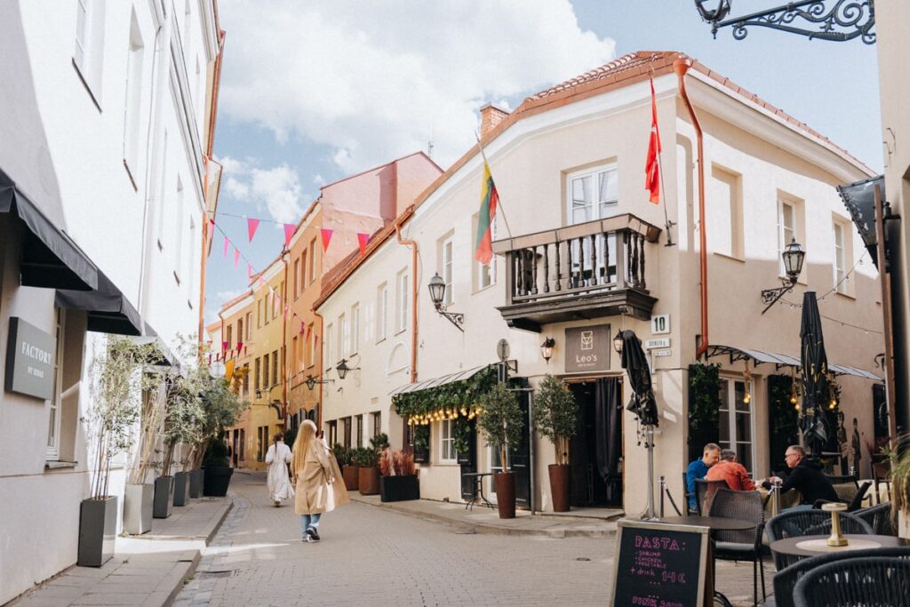 Kunst und Cafés im Glasviertel mit Blick auf die Gassen