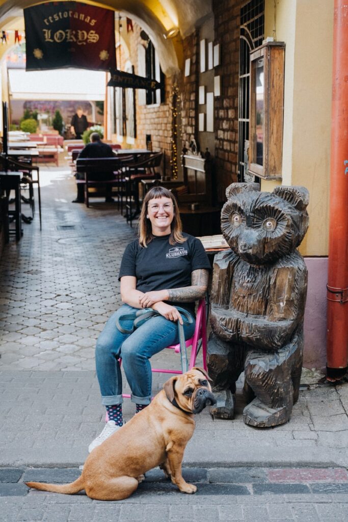 Reisehumor mit einer affigen Holzskulptur mit Lisa Ludwig (Reisebloggerin und Fotografin) und Frau Maier