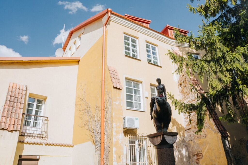 Skulptur Medeinė im Glasviertel, Kunst-Highlight in Vilnius