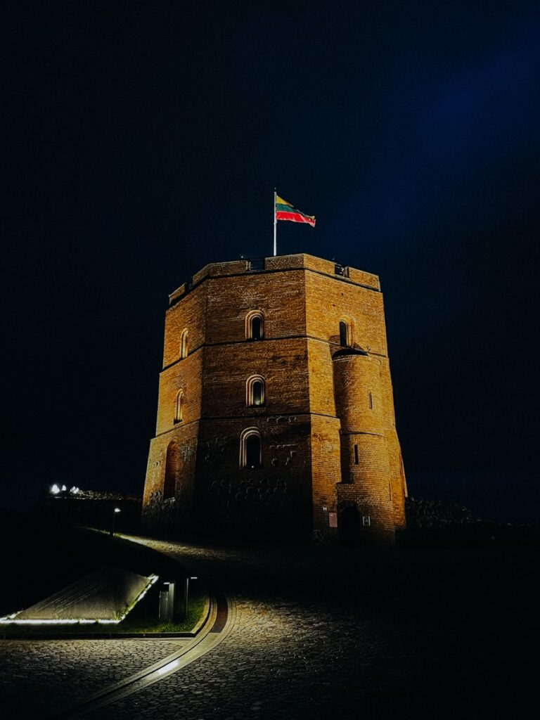 Gediminas Turm leuchtend bei Nacht – Vilnius Sehenswürdigkeiten