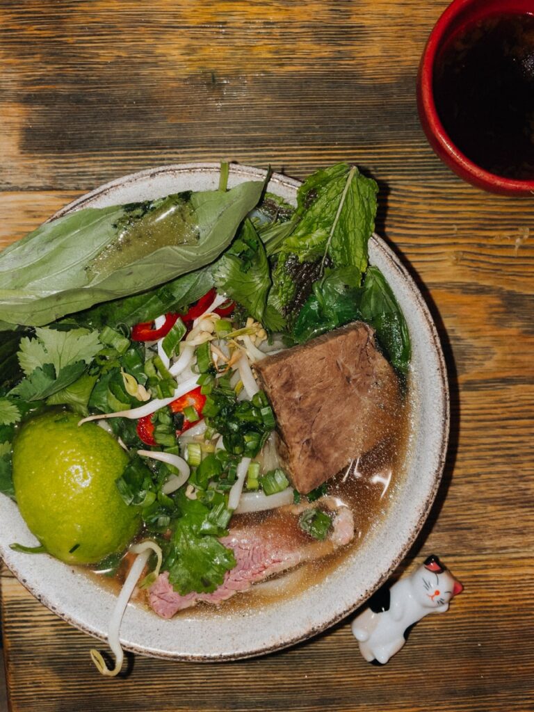 berühmte vietnamesische Pho Bo serviert im Restaurant Ryžių Jūra