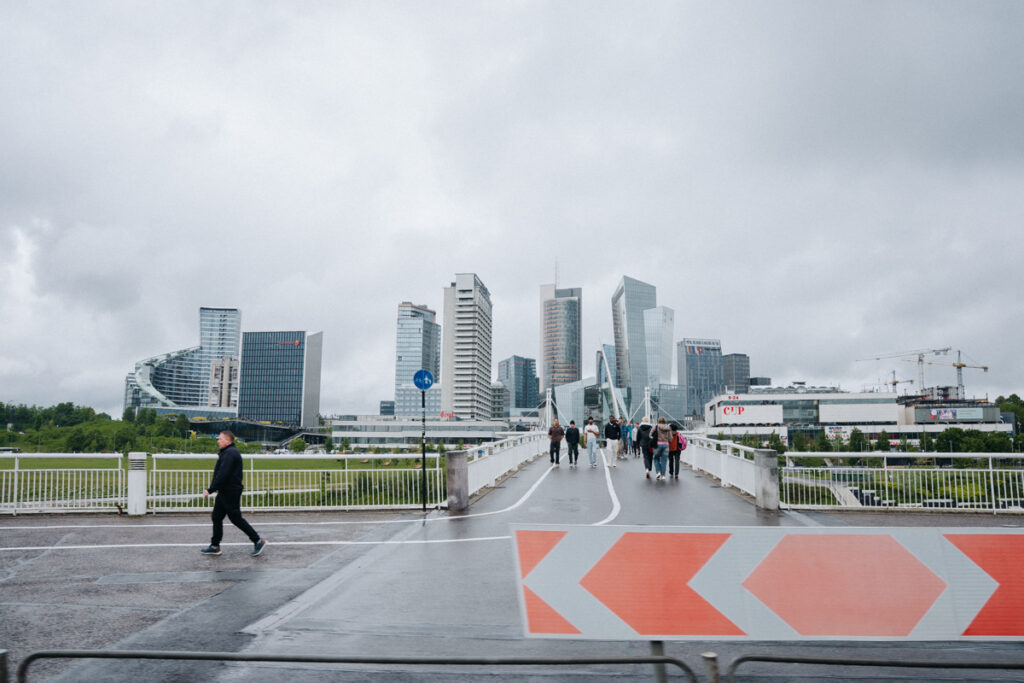 Weiße Brücke mit Skyline von Vilnius im Hintergrund