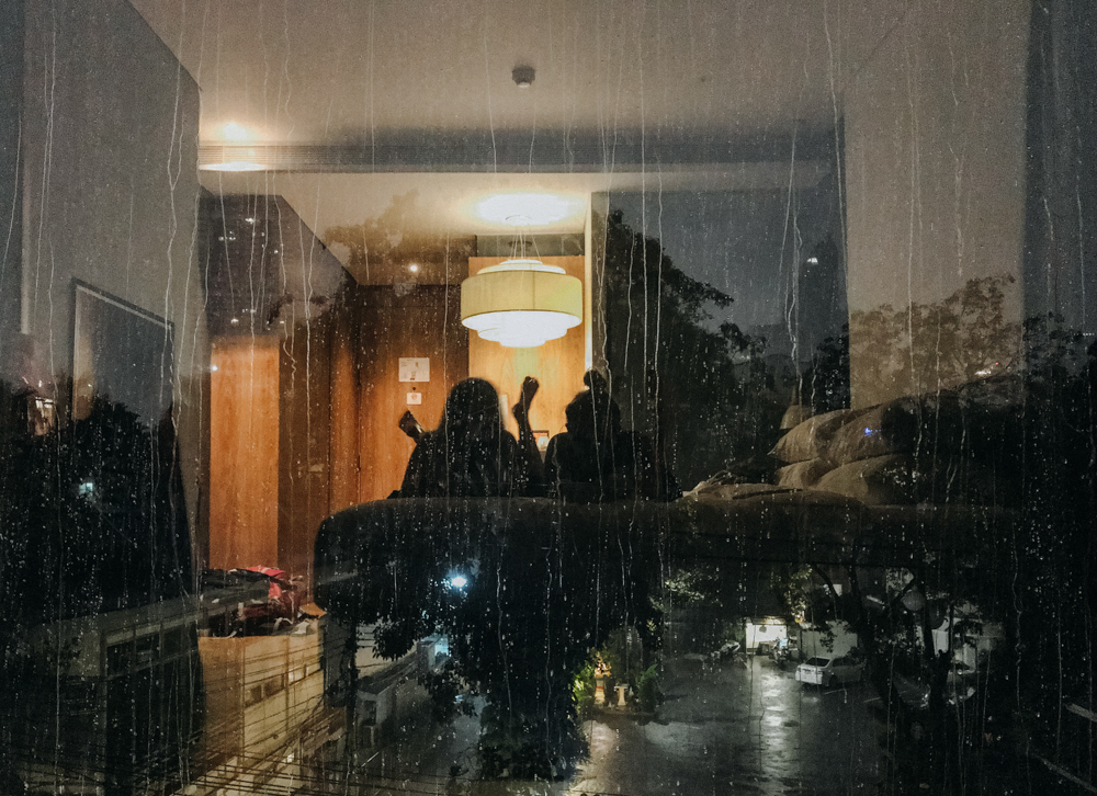 Hotelzimmer mit Stadtblick in der Nacht bei Regen – stilvoll übernachten im Volve Hotel Bangkok