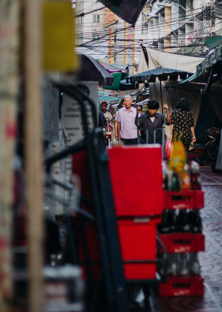 Händler verteilen ihre Waren in den Läden – eine der aufregendsten Sehenswürdigkeiten Bangkoks