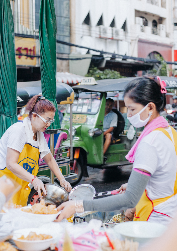 Einheimische bereiten das Essen auf dem Markt in Chinatown Bangkok zu
