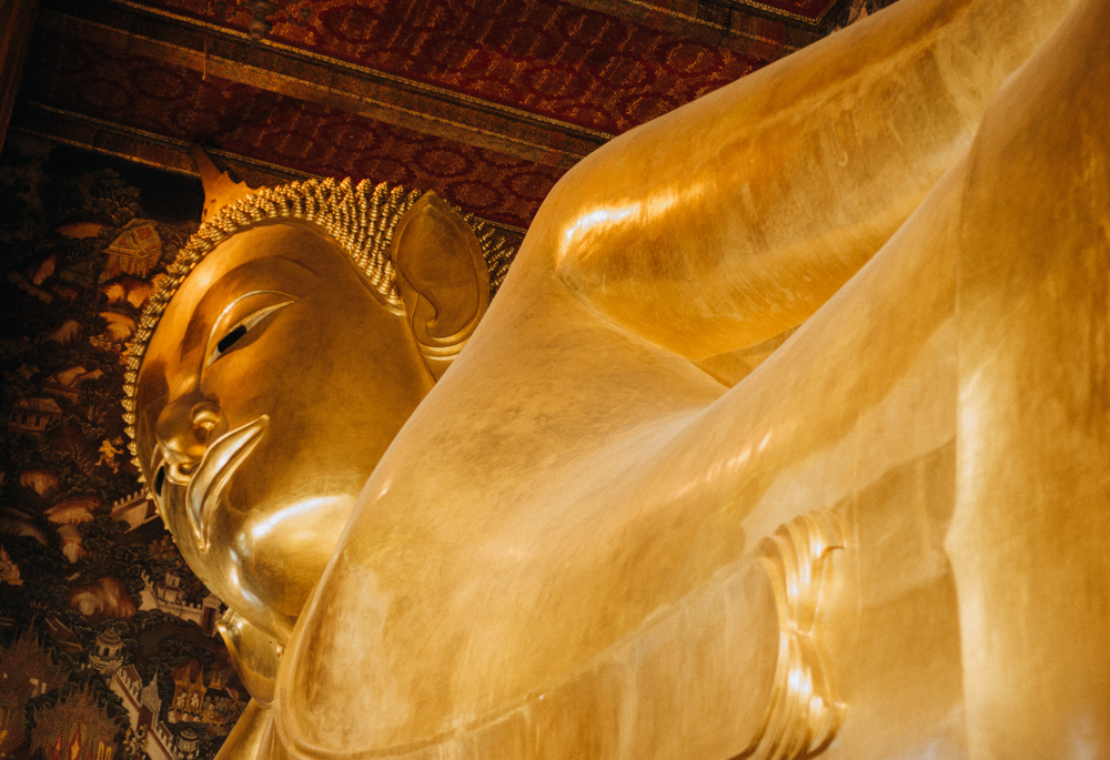 Traditionelle Architektur und liegende Buddha-Statuen im Wat Pho
