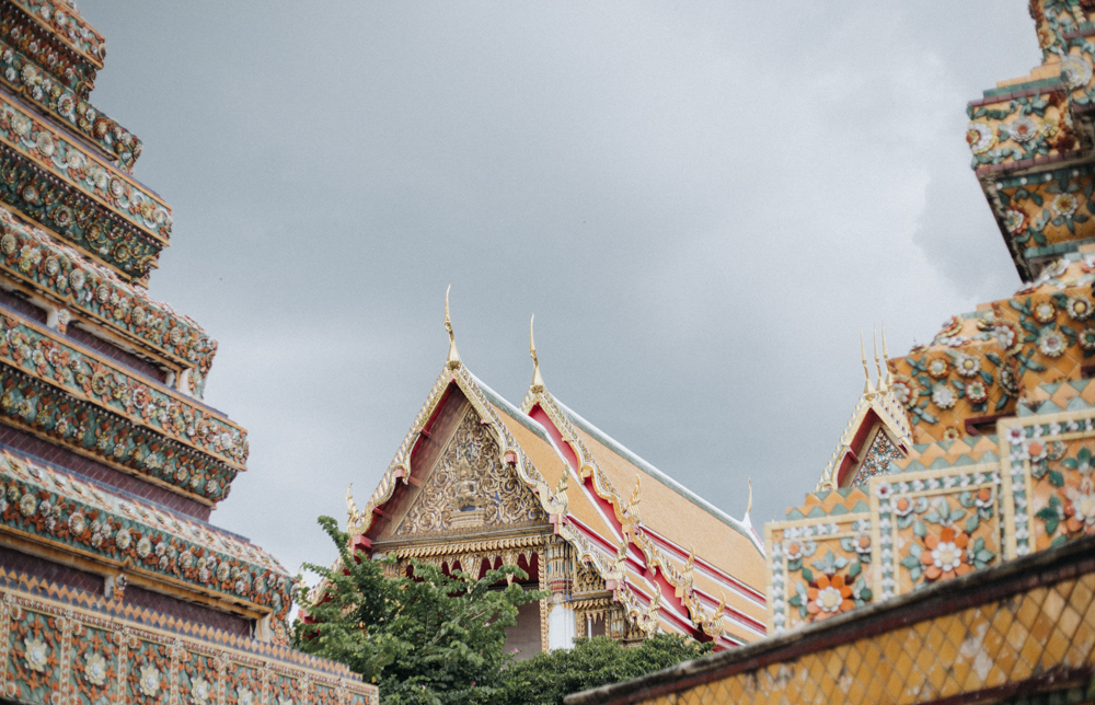 bunt verzierte Tempelhäuser in der Wat Pho Anlage, eine der bekanntesten Bangkok Sehenswürdigkeiten