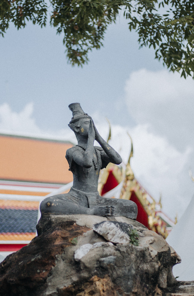 Innenhof des Wat Pho mit buddhistischen Figuren
