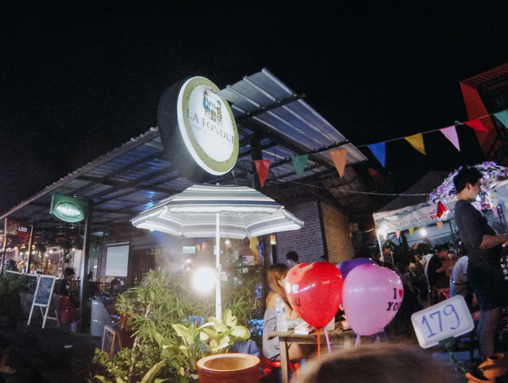 Nachtmarkt in Bangkok – leuchtende Stände und Streetfood unter freiem Himmel