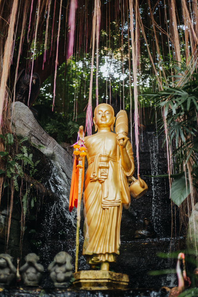 Goldene Statue am Aufstieg zum Golden Mount – Sehenswürdigkeit in Bangkok mit Blick über die Stadt