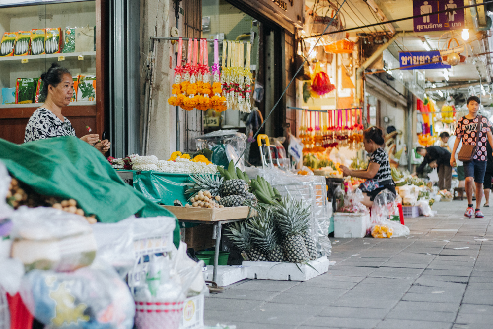 Einheimische beim Verkauf von Obst und Gemüse  am Pak Khlong Talat, einer der Bangkok Sehenswürdigkeiten