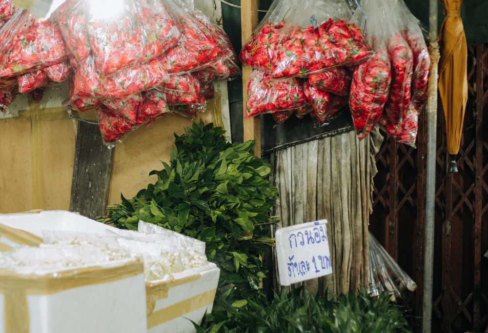 Duftende Blumen und Kräuter auf dem Flower Markt in Bangkok