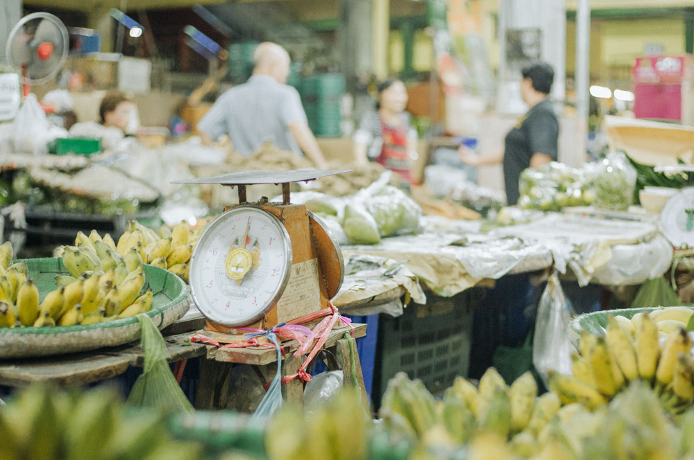 Nahaufnahme vom Blumenmarkt mit Bananen – Bangkok Sehenswürdigkeiten mal anders