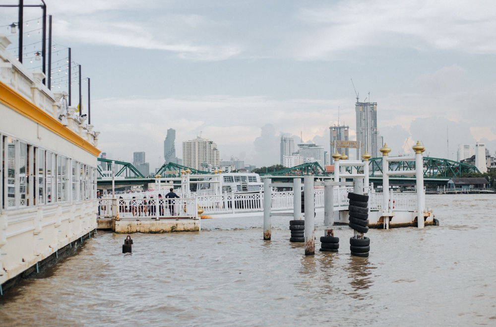 Aussicht auf den Maha Nakhon Tower vom Chao Phraya Fluss– spektakuläre Sehenswürdigkeit