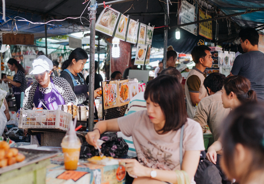 Menschenmengen auf dem größten Markt in Bangkok