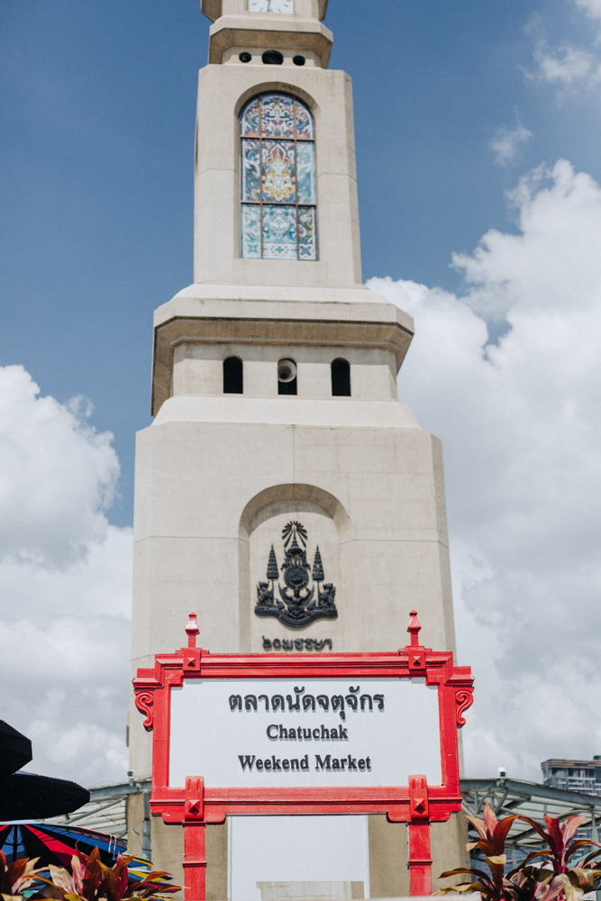 Eingangssäule am Chatuchak Wochenendmarkt – Sehenswürdigkeit in Bangkok