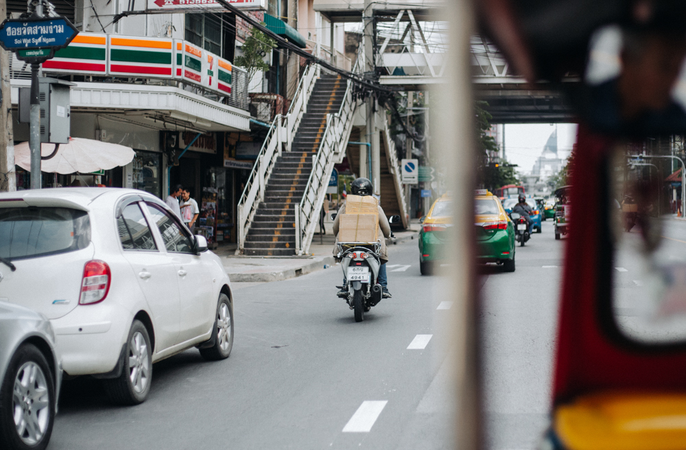 Rollerfahrer in Bangkok – Alltag zwischen Tempeln und Märkten