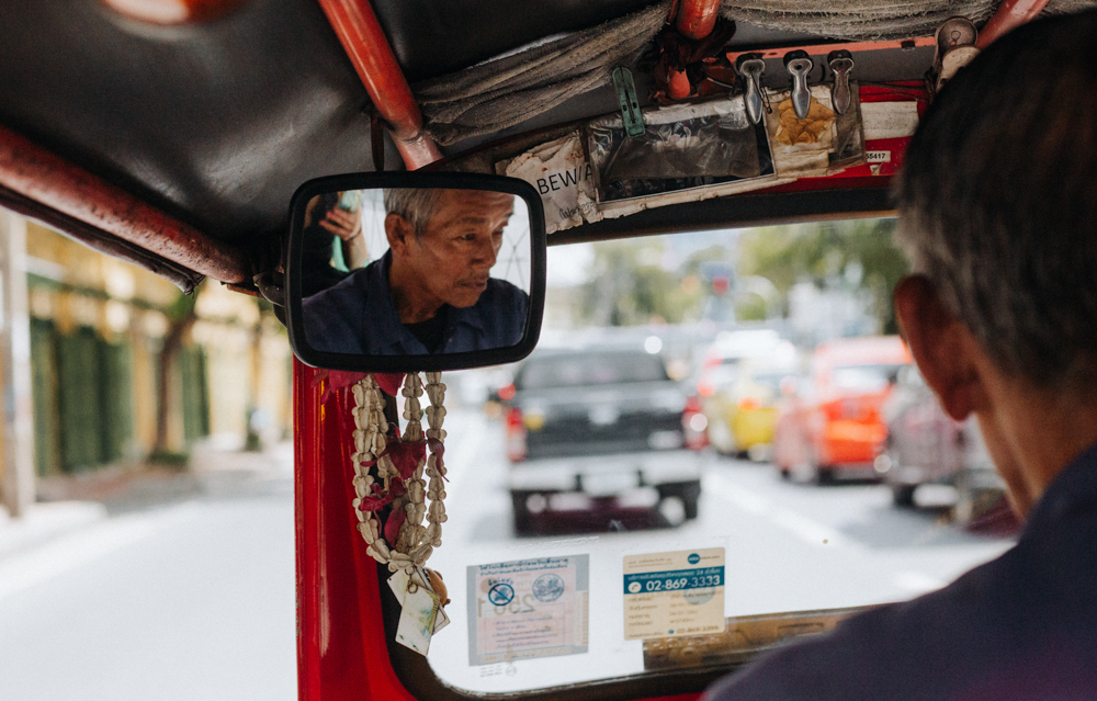 Fahrt in einem TukTuk in Bangkok – unterwegs zwischen den Sehenswürdigkeiten der Stadt