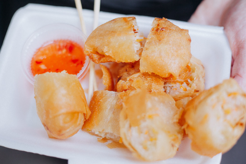 vegetarische Frühlingsrollen am Chatuchak Markt in Bangkok