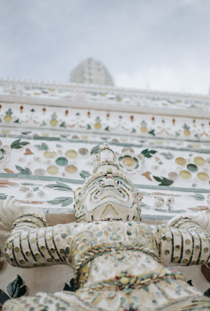 Detail der kunstvollen Mosaikverzierungen am Wat Arun Tempel