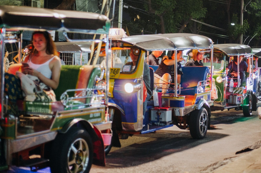 TukTuk auf den Straßen Bangkoks – beliebtes Verkehrsmittel und Sehenswürdigkeit zugleich
