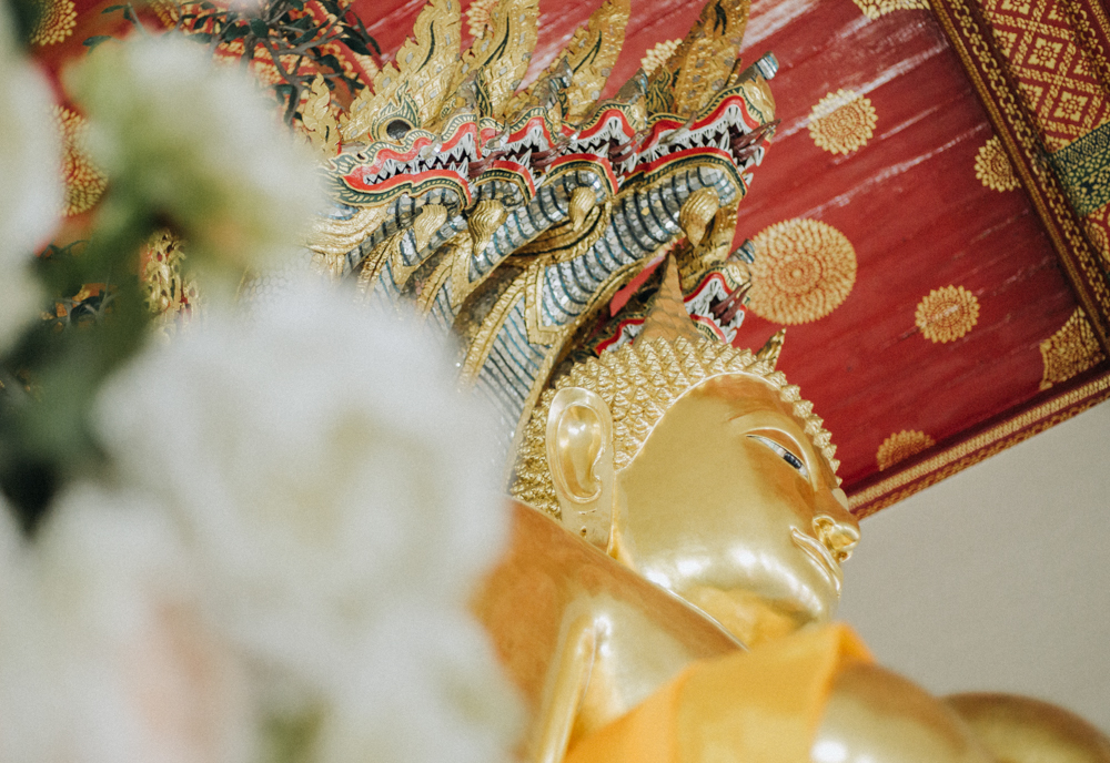 Wat Pho goldene Buddha Statue mit Drachen im Rücken eine Bangkok Sehenswürdigkeit