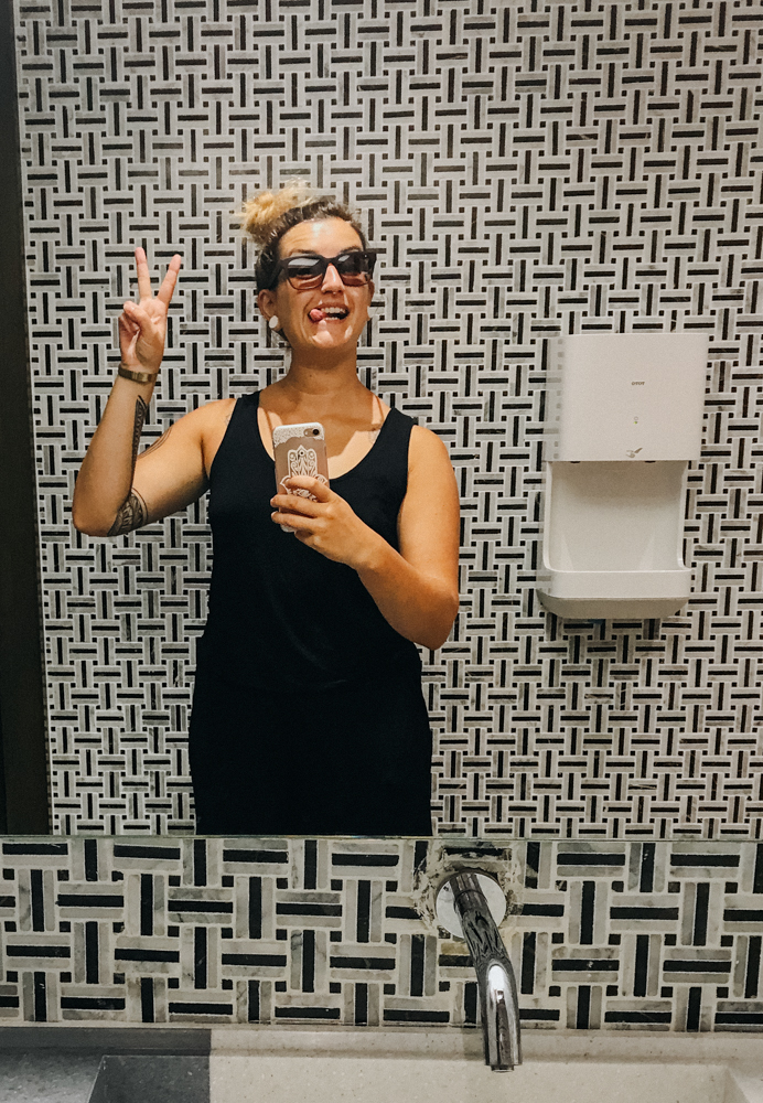 Lisa Ludwig mit Selfie im Spiegel des Badezimmers eines Boutique-Hotel in zentraler Lage von Bangkok