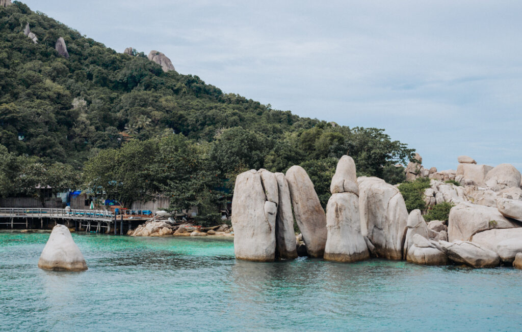 Ausflug am Strand bei Ko Tao mit großen Steinen im Meer