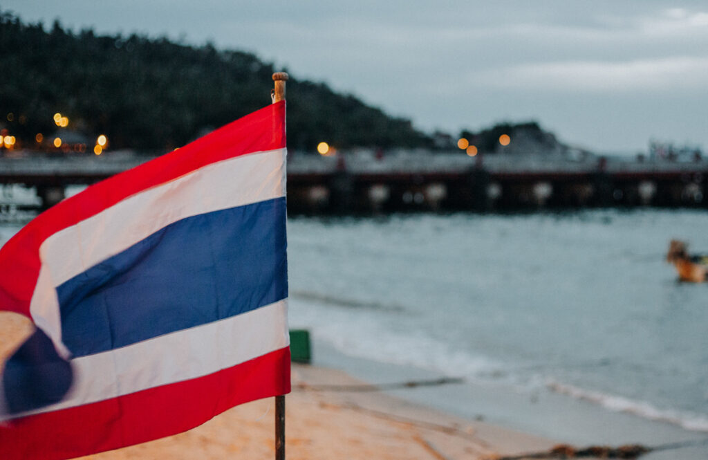 Ko Tao Strand mit Thailand Flagge, perfekt für die nächste Reise