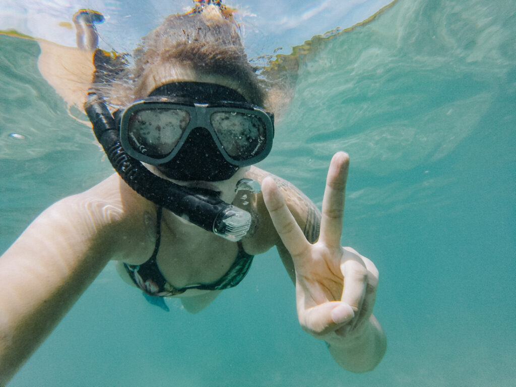 Lisa Ludwig schnorchelt im türkisblauen Meer von Thailand
