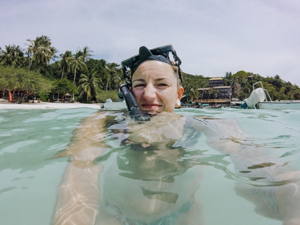 Lisa Ludwig testet Schnorchel-Ausrüstung im klaren Meer für die Thailand Packliste