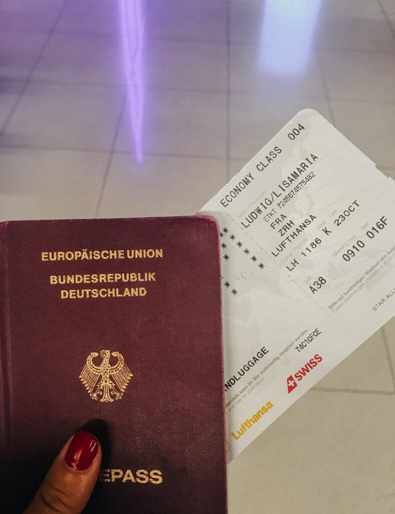 Reisepass, Flugunterlagen und Dokumente sicher verstaut für die Thailand Packliste