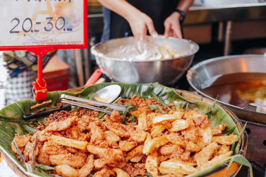 Buntes Street Food auf einem Markt in Thailand