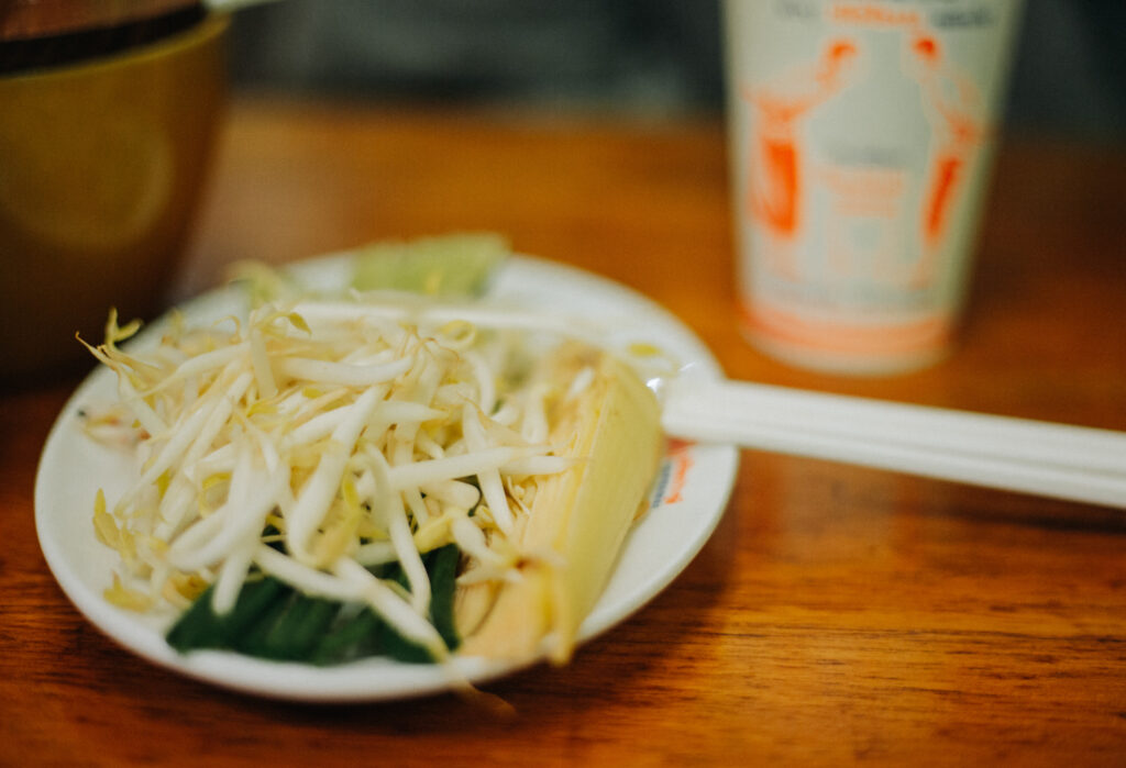 Street Food Stand in Thailand mit frischen Speisen in Pad Thai Restaurant Bangkok