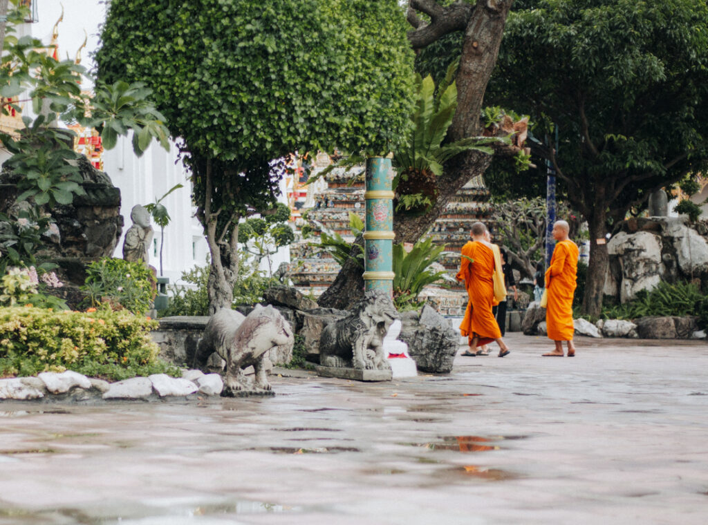 Buddhistische Mönche in einem Tempel in Thailand beten