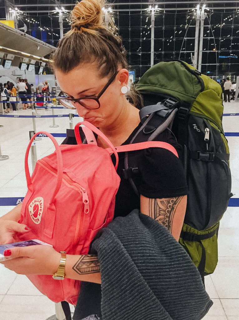 Lisa Ludwig mit Backpack am Flughafen bereit für die Abreise in Thailand, will nicht zurück